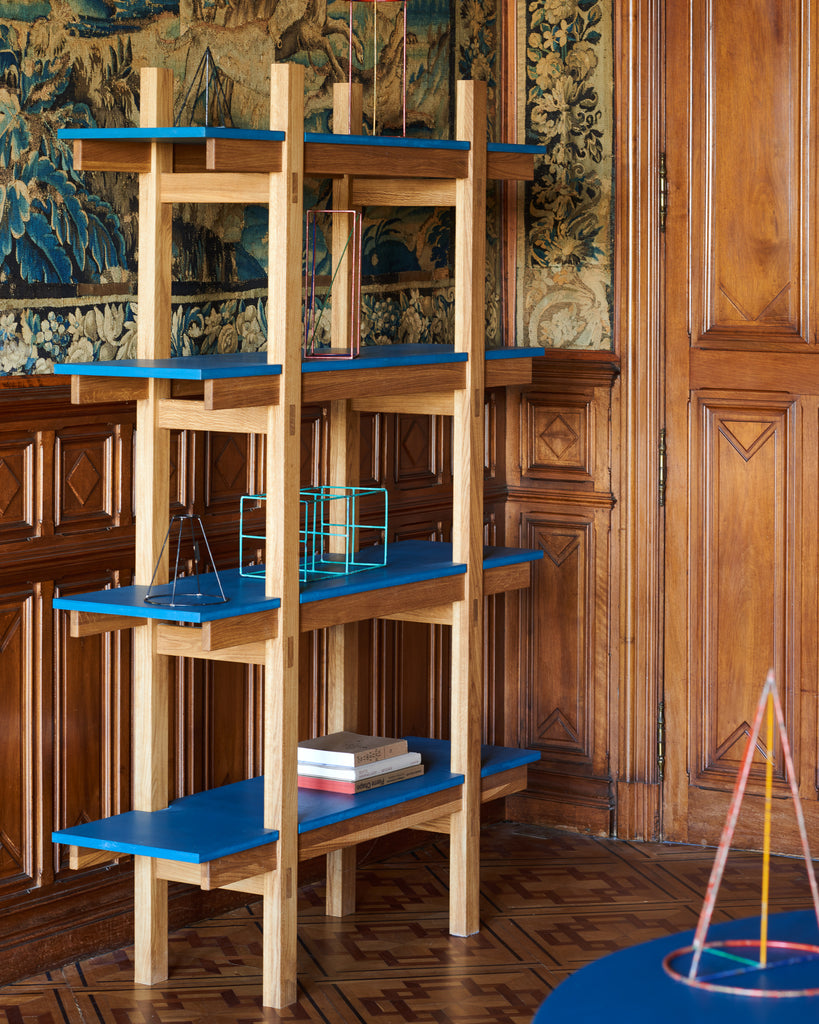 bibliothèque Rinku design made-in-france design durable éco-conçu. meuble personnalisable sur-mesure. piétement en bois massif frêne. plateaux en bois valchromat bleu. 