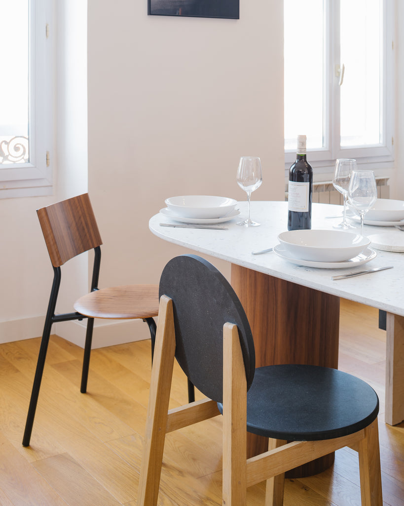 comment assortir les chaises dépareillées ? conseils de pro pour créer de la cohérence autour de la table à manger